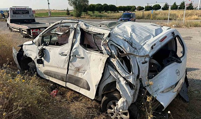 Hafif ticari araç takla attı: 1 ölü, 2 yaralı