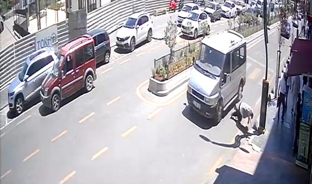Hafif ticari aracın yayaya çarptığı anlar kamerada