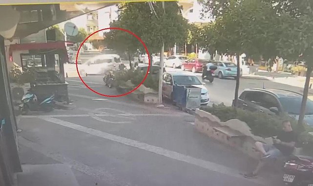 Hafif ticari araçla motosikletin çarpışma anı kamerada: 1 yaralı