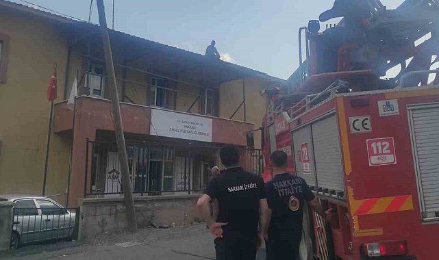 Hakkari'de çatıda mahsur kalan işçi kurtarıldı