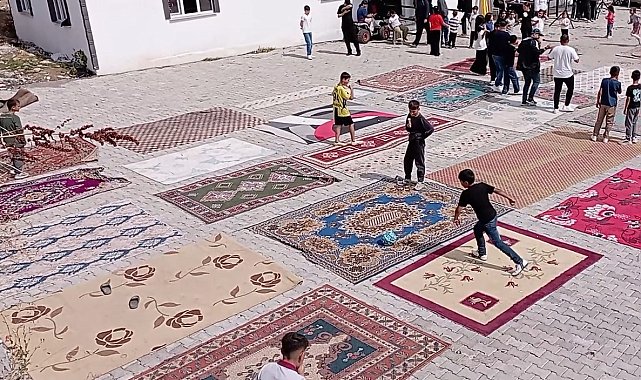 Halı sahaları olmayınca 20'den fazla halıyı yan yana serip kendi sahalarını yaptılar