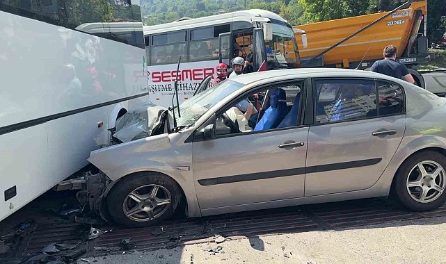 Halk otobüsü otomobille çarpıştı, kazada 7 kişi yaralandı
