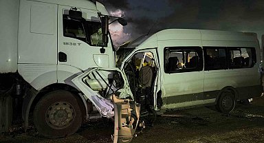 Hatay'da işçi servisi tırla kafa kafaya çarpıştı: 1 ölü, 15 yaralı