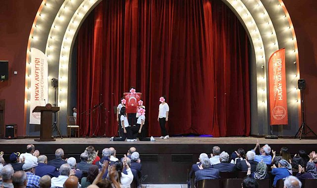 Hatay'da yaşlılar ve çocuklar 30 Ağustos Zafer Bayramı programında bir araya geldi