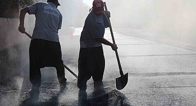 Hava 40, asfalt 200 derece: Adana'da işçilerin zorlu mesaisi