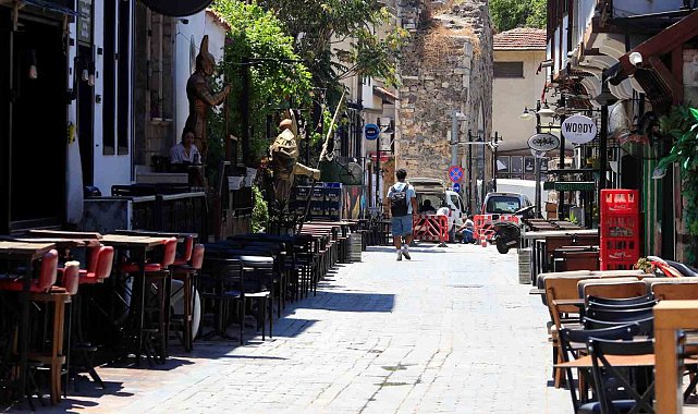 Hava kararınca nüfusunun 100 katını ağırlıyor