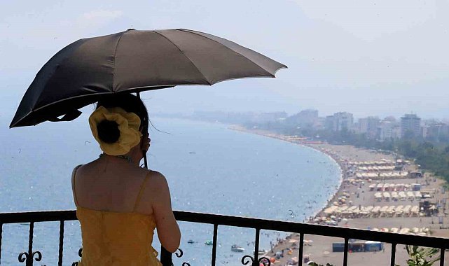 Hava sıcaklığının 34 derece ölçüldüğü Antalya'da deniz suyu sıcaklığı 30 dereceyi gördü