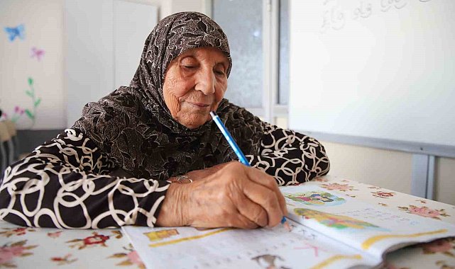 Hayalini kurduğu okuma-yazmayı 78 yaşında öğrendi