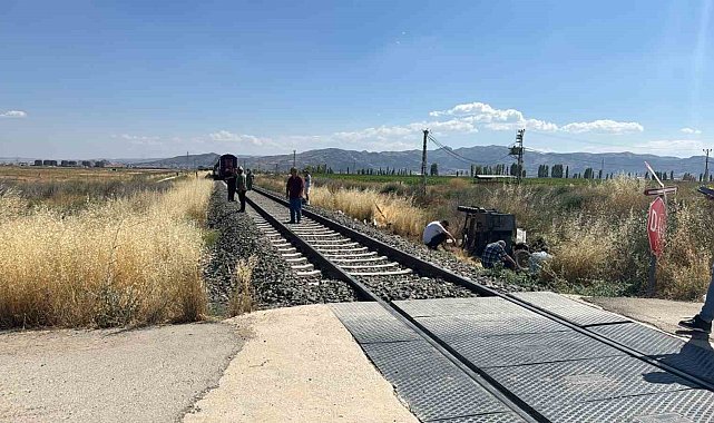 Hemzemin geçitte tren pat pata çarptı: 1 ölü, 2 yaralı