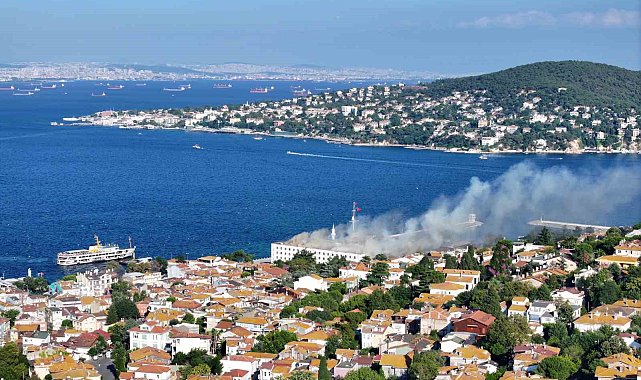 Heybeliada Deniz Harp Okulu'ndaki yangına müdahale sürüyor