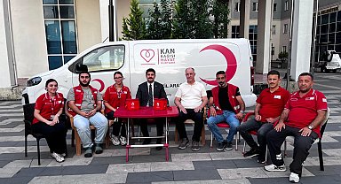 Hopa Kaymakamı Karakaya'dan kan bağışı aracına ziyaret