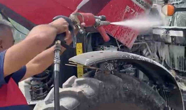 Iğdır'da tarlada çalışan traktör alev aldı