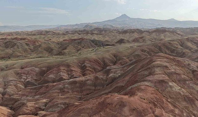 Iğdır'ın Gökkuşağı Tepeleri doğaseverlerin uğrak noktası olmaya devam ediyor