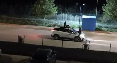 İki kadının seyir halindeki otomobilin üstünde tehlikeli yolculuğu kamerada
