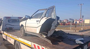 İkiye bölünen otomobilden sağ çıktı