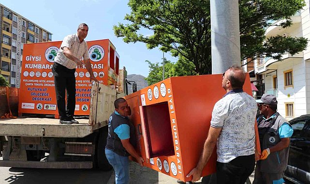 İlçenin dört bir yanına giysi kumbaraları