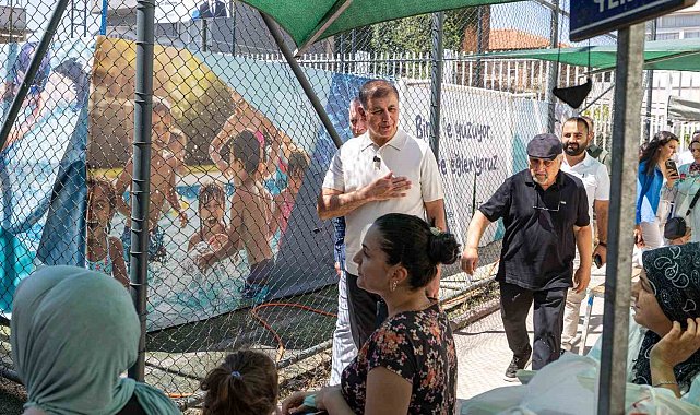 İlk kez havuzla tanışan çocukların sevincine Başkan Tugay ortak oldu