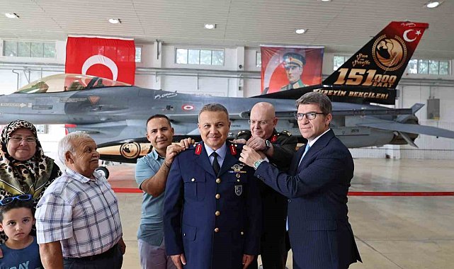 İlk Türk astronot Alper Gezeravcı yeni rütbelerini taktı