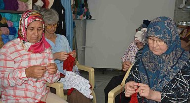 İlmek ilmek dev Türk bayrağı ördüler