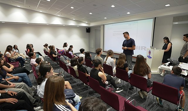İngilizce Konuşma Kulübü eğitimlerini tamamladı