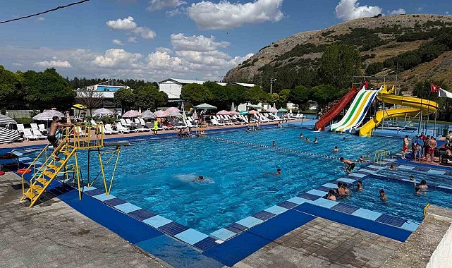 İnönü'nün kaynak suyu ile dolan havuzlarda vatandaşlar serinliyor