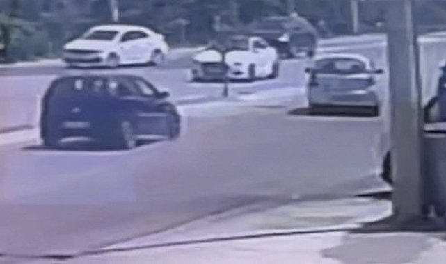 Işıkta aniden şerit değiştiren araca, otomobil çarptı