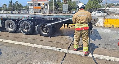 İskenderun'da tırın lastiğinden alevler yükseldi