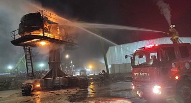 İskenderun'da vinç alevlere teslim oldu