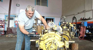 Isparta'da 10 yaşında şantiyelerdeki iş makinelerinin yanında başladığı mesleğini yarım asırdır sürdürüyor