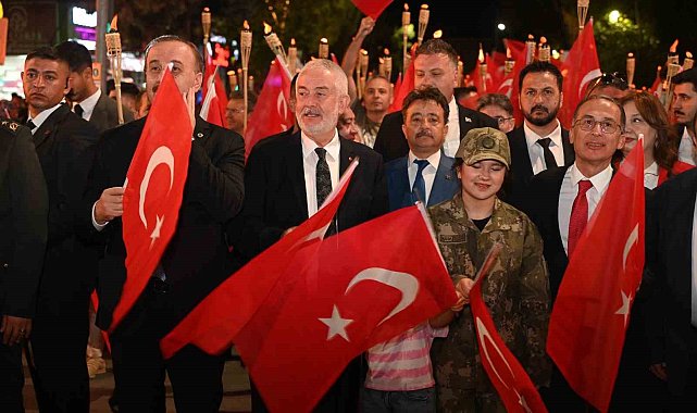 Isparta'da 30 Ağustos coşkusu fener alayı ve Kubat konseriyle yaşandı