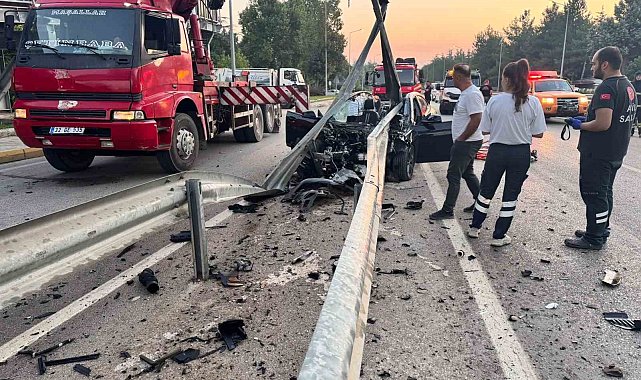 Isparta'da feci kaza: Bariyerlere çarpan otomobilin sürücüsü hayatını kaybetti