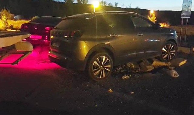 Isparta'da iki otomobil kavşakta çarpıştı: 10 yaralı