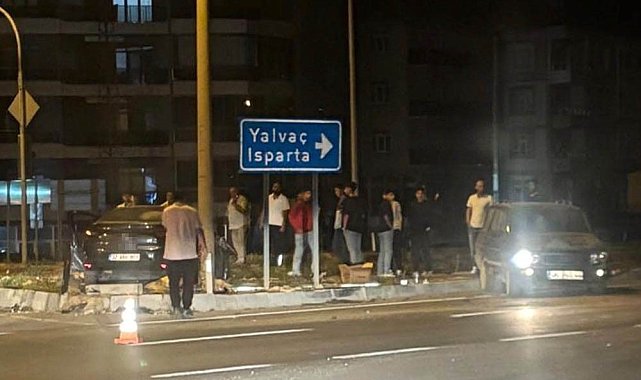 Isparta'da kavşakta iki otomobil çarpıştı: 3 yaralı