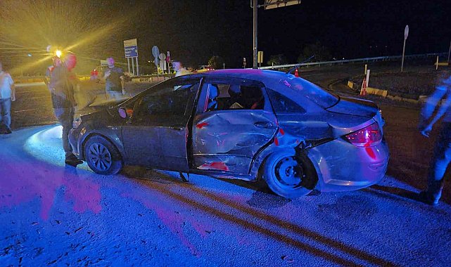 Isparta'da kavşakta iki otomobil çarpıştı: 4 yaralı