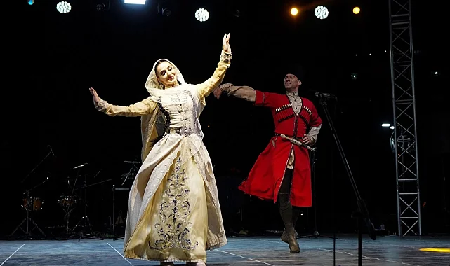 İstanbul Beylikdüzü'nde Uluslararası Halk Dansları zamanı