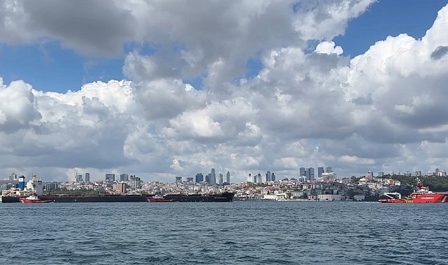 İstanbul Boğazı Liberya bayraklı kuru yük gemisi geçişi nedeniyle transit gemi geçişine kapatıldı