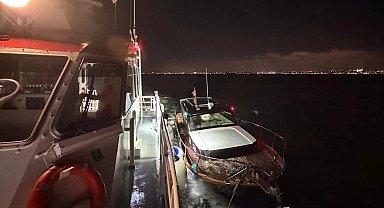 İstanbul Moda açıklarında su alan teknedeki 4 kişi kurtarıldı