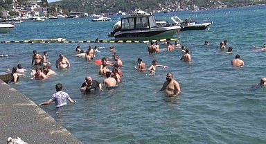İstanbul'da sıcak hava dalgası bunalttı: Vatandaş kendini Boğaz'ın serin sularına bıraktı