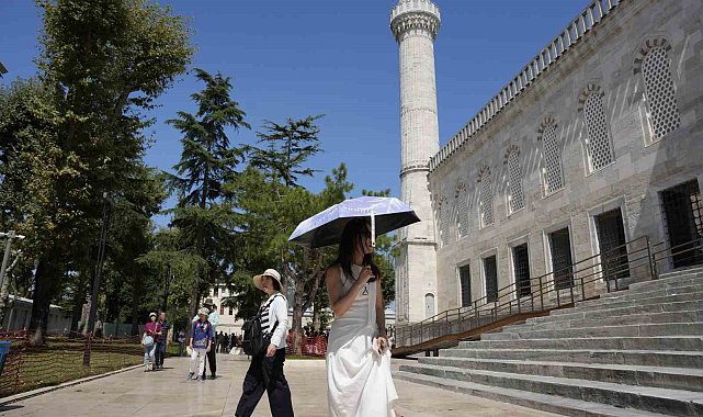 İstanbul'da sıcak hava ve nem bunalttı: Kireçburnu Sahili Antalya plajlarını aratmadı