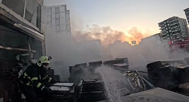 İtfaiye erlerinin alevlere müdahalesi kamerada