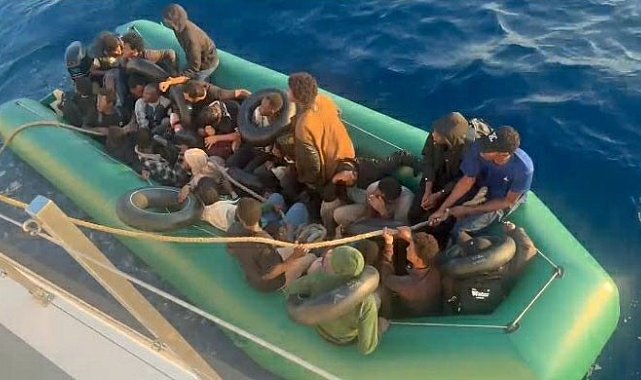 İzmir açıklarında sürüklenen bottaki 30 düzensiz göçmen kurtarıldı