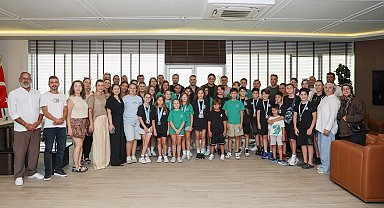 İzmir Aliağalı genç yüzücüler Başkan Acar'la buluştu