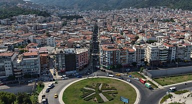 İzmir Balçova'nın caddeleri "çiçek gibi" oldu