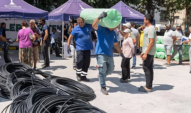 İzmir Büyükşehir'den domates ve çilek üreticisine iklim zırhı