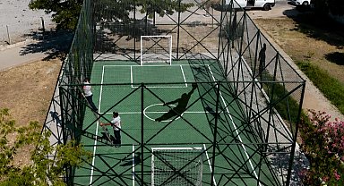 İzmir Karabağlar 'da 5 mahalleye 5 yeni mini futbol sahası