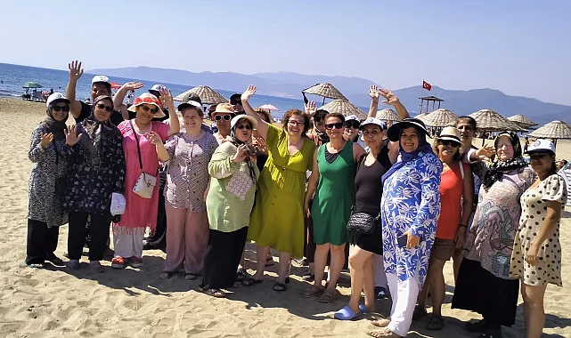 İzmir Karabağlarlı kadınlara Pamucak'ta deniz keyfi