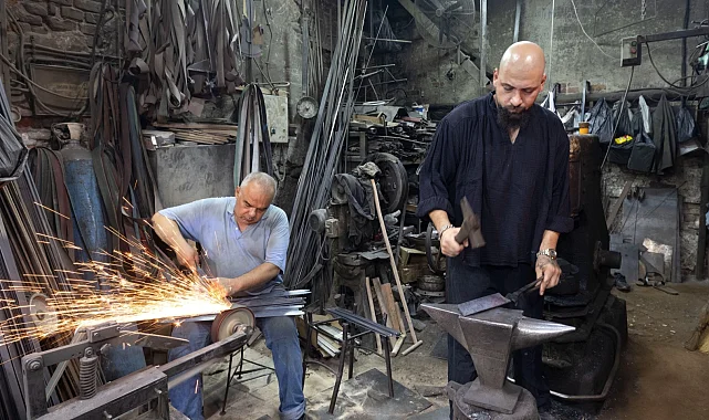 İzmir Kemeraltı'nın son ustaları direniyor... Çekiç sesleriyle yaşayan miras