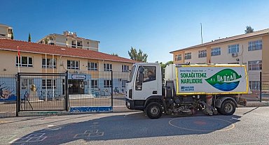 İzmir Narlıdere'de okul bahçelerine temizlik