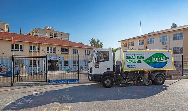 İzmir Narlıdere'de okul bahçelerine temizlik