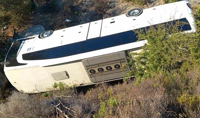 İzmir'de otobüs ve otomobil şarampole devrildi: 2 ölü, 1 yaralı